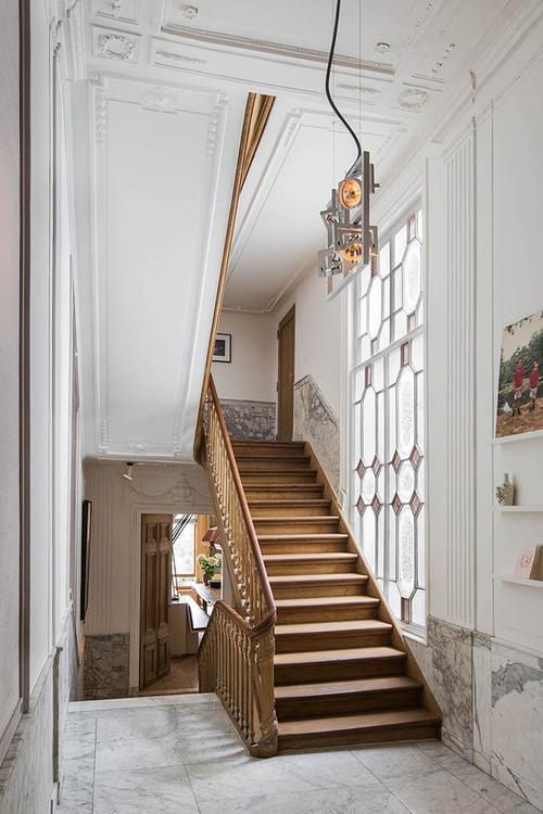 楼梯创意原木色墙面复古