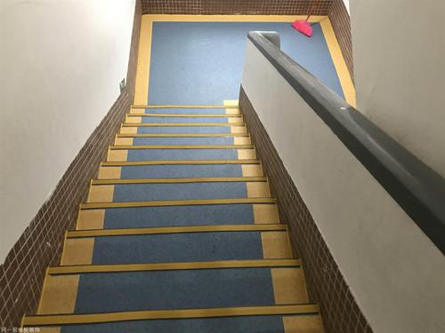 小学学校楼梯走廊卷材pvc胶地板铺装案例效果图