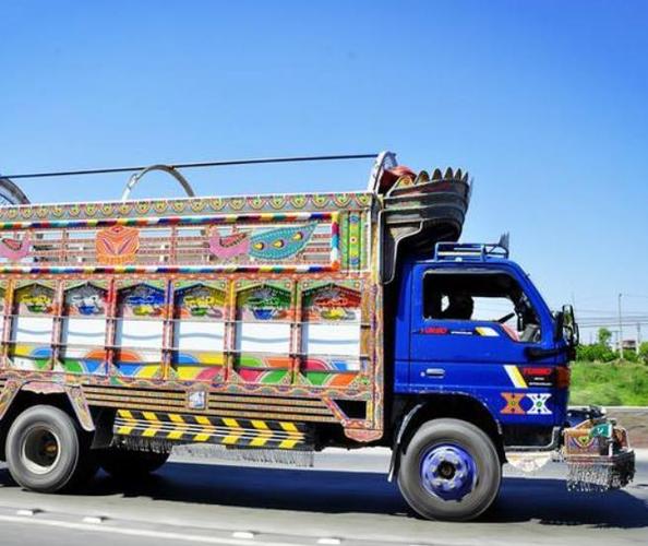 巴基斯坦的叮当卡车色彩鲜艳装饰华丽司机花2年工资改装
