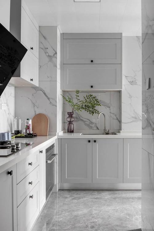 厨房颜值必须高浅灰色橱柜搭配爵士白的石材既整洁明亮又低调有品