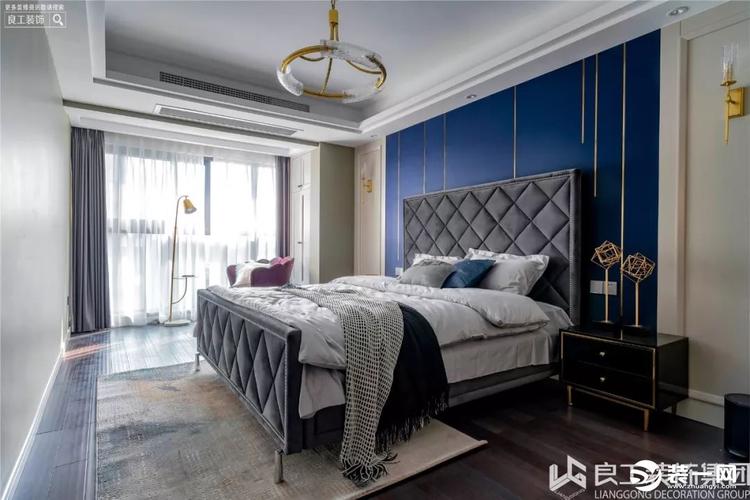 卧室集中于二楼主卧用藏蓝为背景墙打底金色金属线条进行装饰