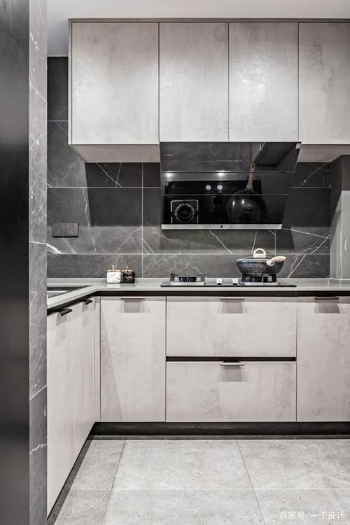 开放式的厨房使空间开阔性更好深灰色的瓷砖搭配水泥灰的橱柜好有