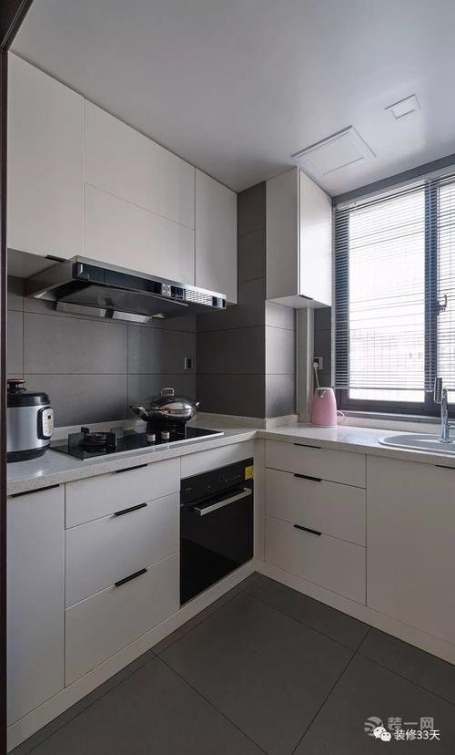 厨房地面与墙面铺贴深灰色瓷砖搭配白色简约的定制橱柜整体干净