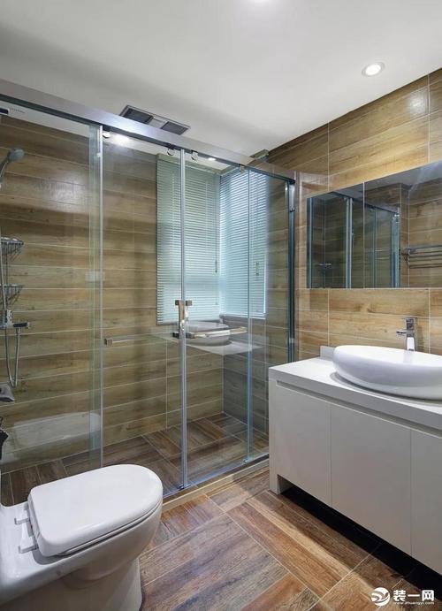 卫生间地面与墙面通铺木纹砖玻璃淋浴房让空间干湿分离纯白浴室