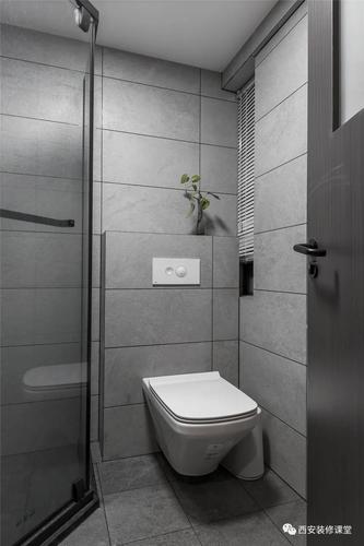 主卫水泥灰的瓷砖通铺角落黑色淋浴房单独定制墙排马桶更好打理