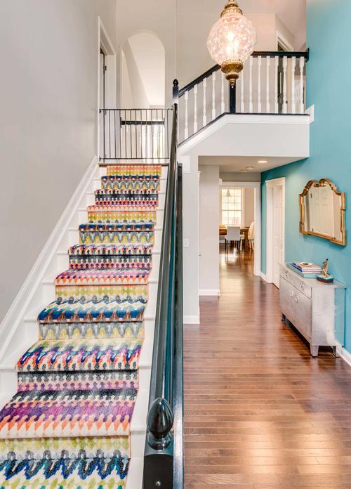 色彩鲜艳的楼梯效果图