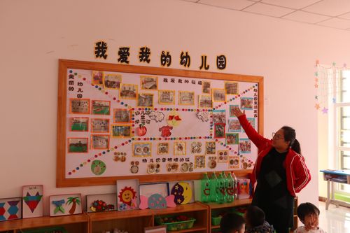 东光县二幼校园文化建设展示12小班主题墙自然角观摩交流活动