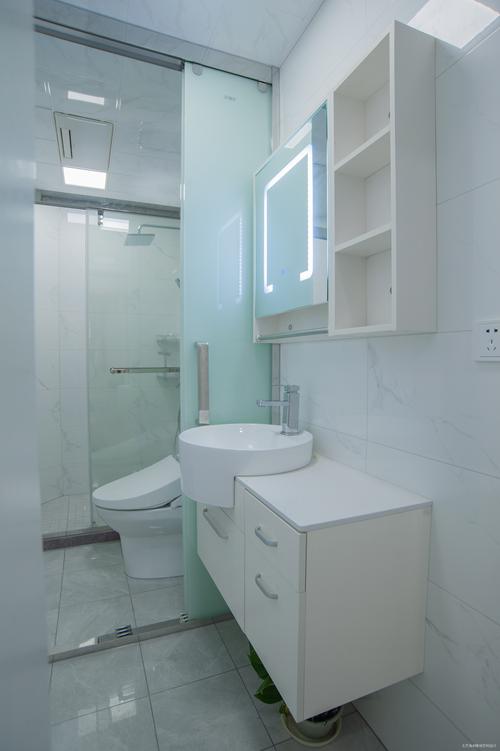 94三室一厅装修简单却干净温馨卫生间马桶现代简约卫生间设计图片