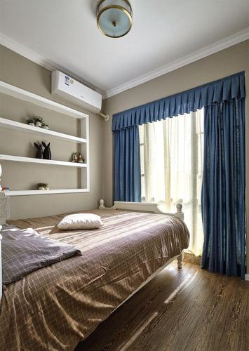 居室三居室现代简约风格卧室宁静清新蓝色窗帘效果图