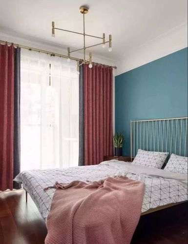 粉红色的床单与粉红色的窗帘颜色一致在它们的点缀下空间更加出色.