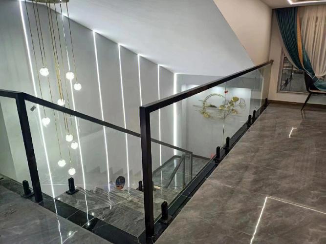 地夹立柱玻璃楼梯扶手贴了砖想装玻璃扶手可以安排上安全稳固颜色