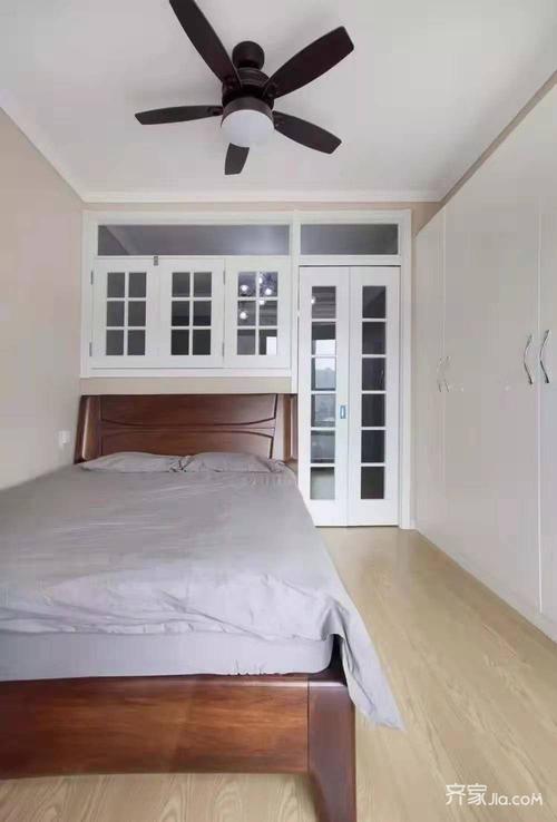 吊灯扇的设计既实用又美观.一面墙的白色衣柜保证了卧室的收纳需求