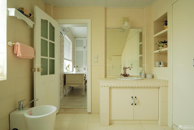 70平米小户型卫生间白色门设计装修效果图片