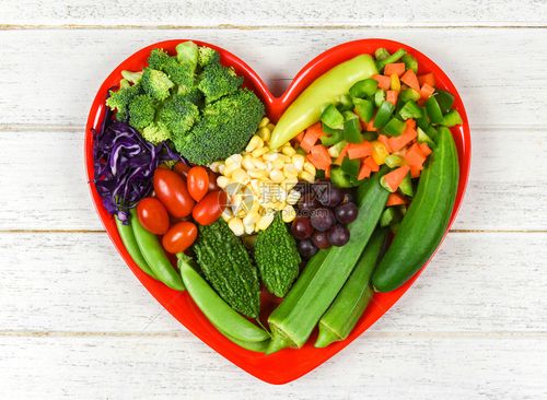 健康食品选择心脏生命清洁饮食胆固醇健康概念新鲜沙拉水果和绿色蔬菜