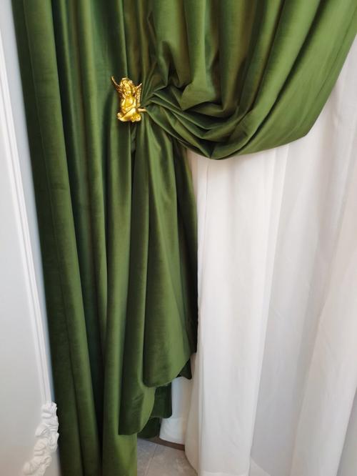 颜色超正的橄榄绿窗帘