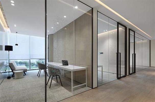 办公室玻璃隔断设计特点办公室装修如何巧妙使用玻璃隔断1