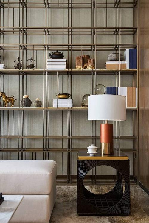 客厅的设计力求简约精致在风格上融入传统中式元素如博古架茶具