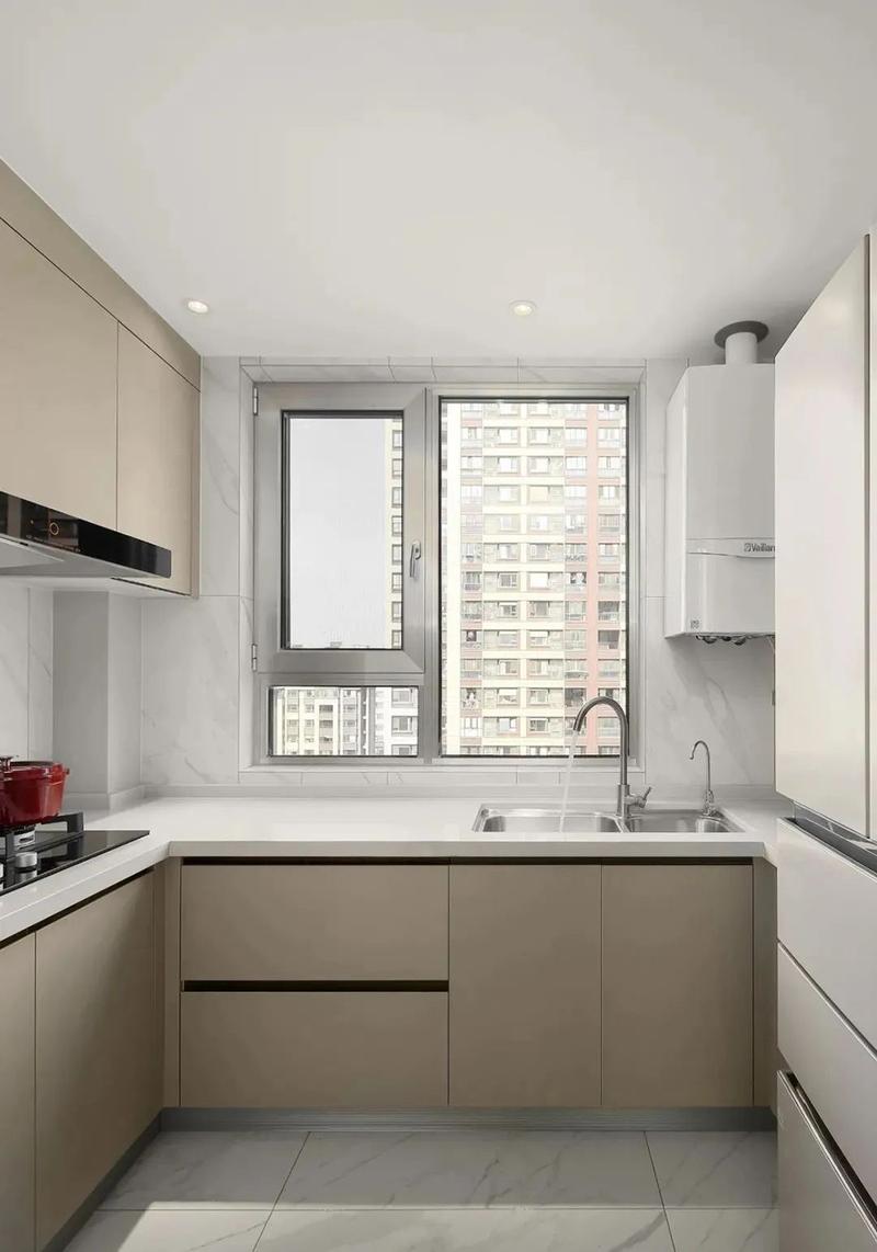 u型的厨房橱柜与整屋相统一的奶茶色放上一款多门的冰箱搭配上白色