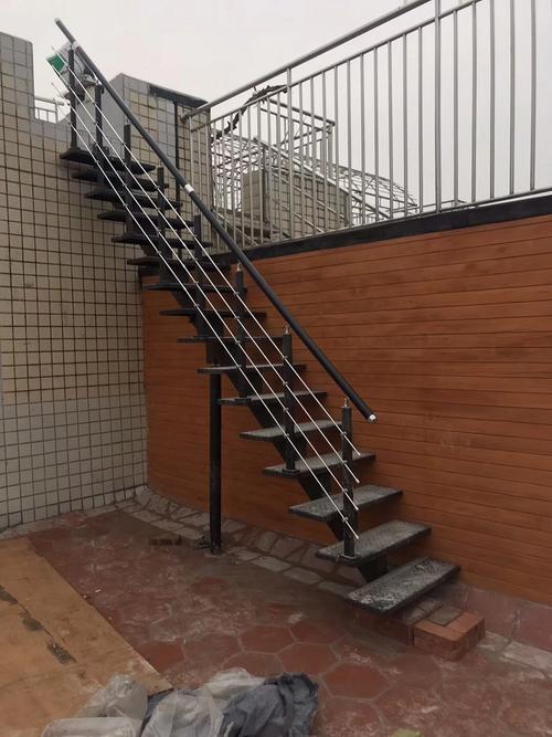 户外楼梯旋转楼梯阳台楼梯加厚防滑板铁踏步楼梯定制产品室外斜梁直梯