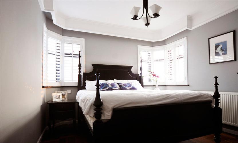 美式风格卧室采光窗户设计复古悠闲美式不规则卧室窗户设计效果图小