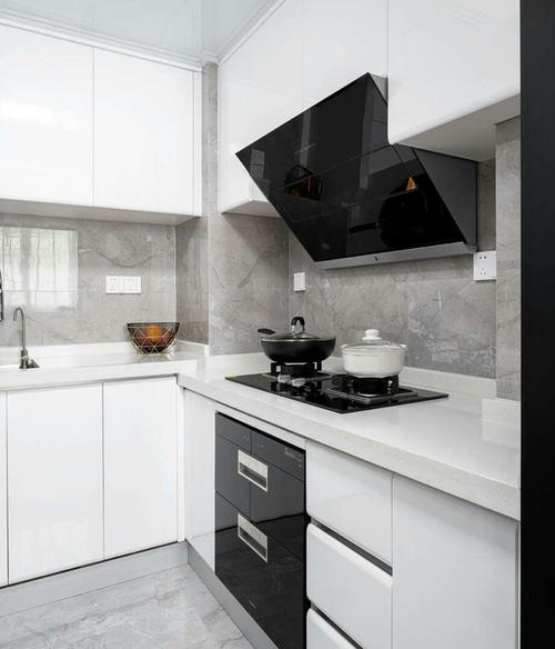 厨房用灰色墙地砖搭配白色亮光烤漆橱柜质感更好的