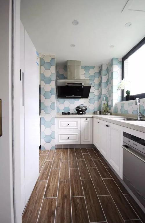 25木纹抛光砖搭配现代范的厨房效果也挺漂亮