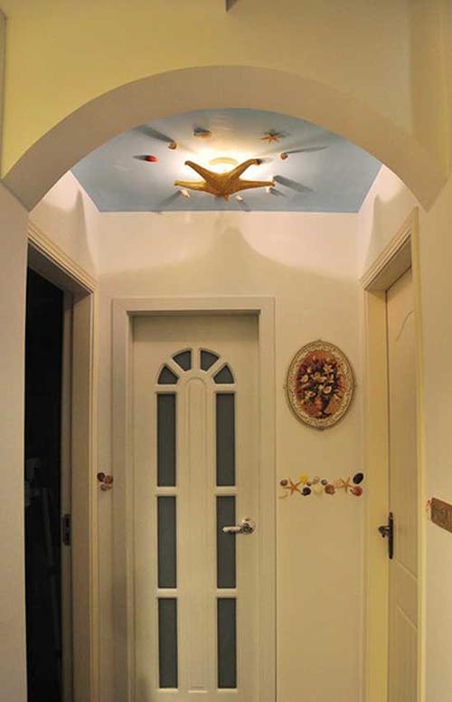 在房间与房间的过渡地带设计师将地中海的元素装饰在天花板上让过道