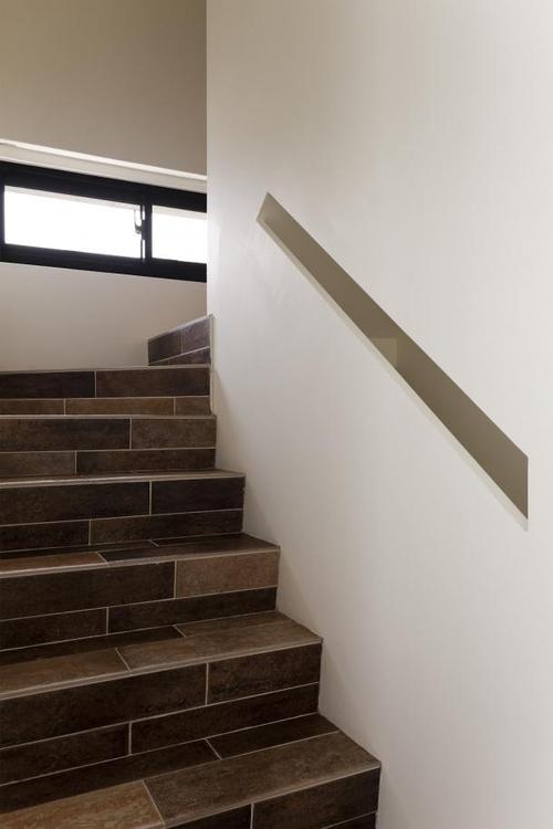 楼梯踏阶采用三色防滑地砖呈现天然质感好看又耐磨.