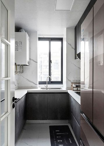 厨房墙地面通铺仿爵士白的瓷砖搭配灰色仿岩板橱柜门在色彩上彼此