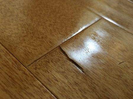 木地板漆膜开裂起拱变色如何处理