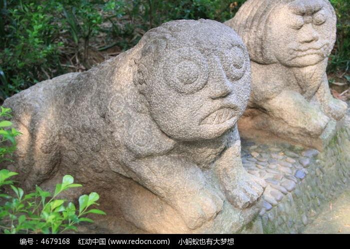 两个石雕动物