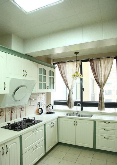 白色美式整体厨房橱柜装修效果图