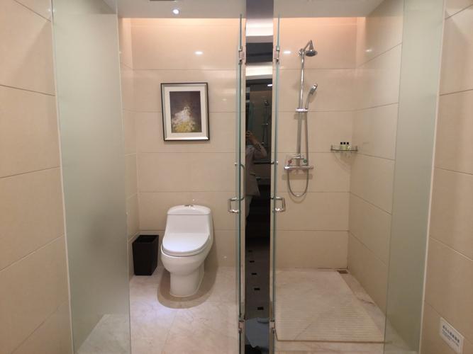 卫生间才用干湿分离淋浴间和如厕间风格开来都有相应的排水通道较