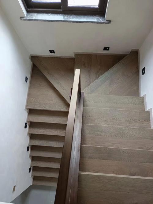 木地板跟通做楼梯效果