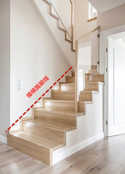 楼梯靠墙踢脚线斜切45度拼成7字型顺着阶梯往上造型漂亮