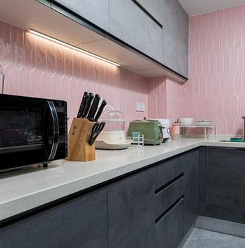 现代风格三居室厨房橱柜墙面瓷砖效果图片