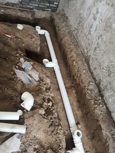 卫生间下水管安装作业
