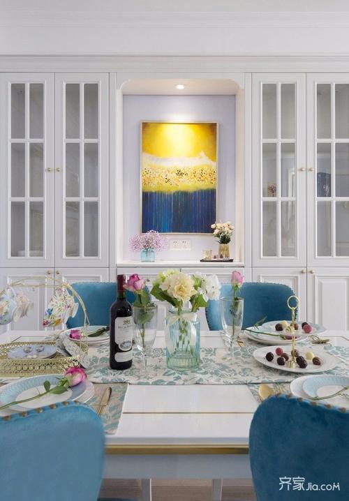 餐厅以蓝白色调为主结合精致的美式软装呈现优雅而又轻奢的氛围.