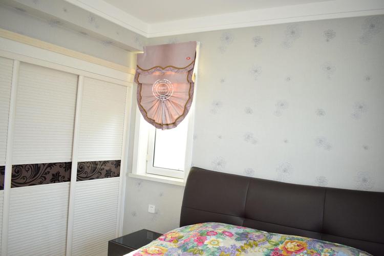 床头小窗做罗马帘安装在框内罗马帘配短上配使整个房间显得别致