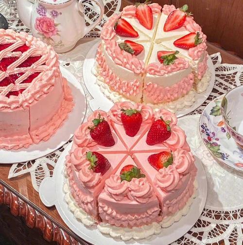 粉红色裱花蛋糕