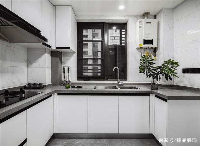 厨房的橱柜台面用了u型设计从最右边的放置区到清洗区再到烹饪区