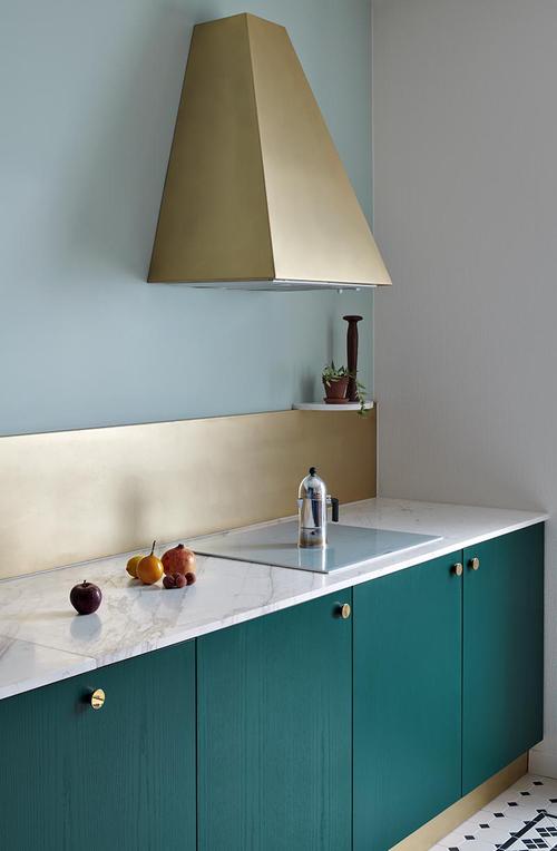 厨房调色板创意设计蓝绿色橱柜与青铜挡板让厨房更大气