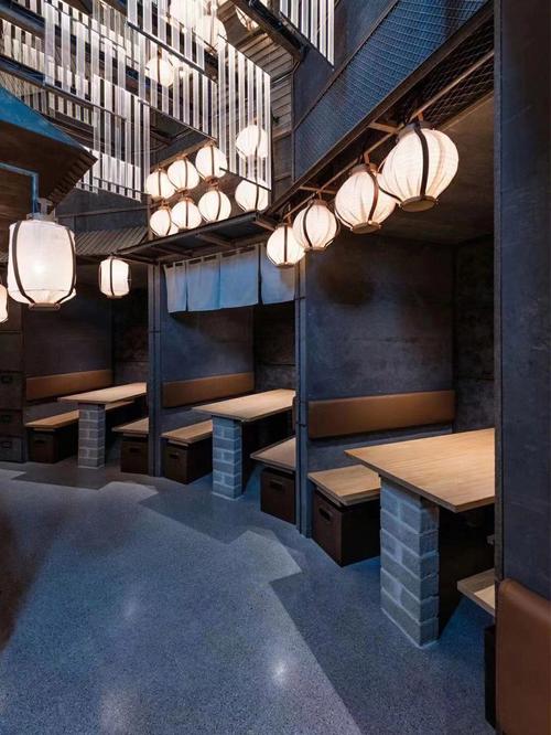 四种元素的组合为空间赋予了日本上世纪的主流风格也呼应了本餐厅的