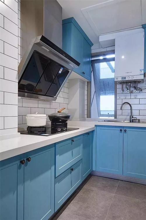 白色的吊柜原木色的橱柜和灰色的墙地砖让这个小户型厨房变得更有