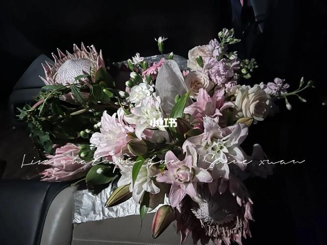 簇拥在车里的花