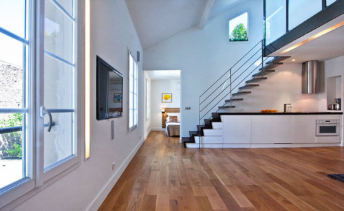 小区复式阁楼实木地板简美式楼梯开放式一字型厨房多格子窗户效果图