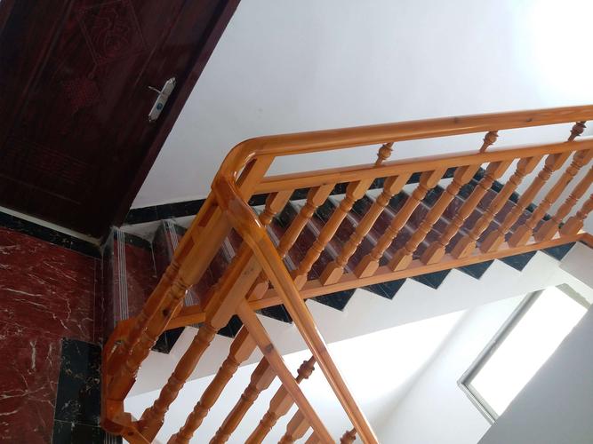 楼梯间木制扶手高一米安全美观.