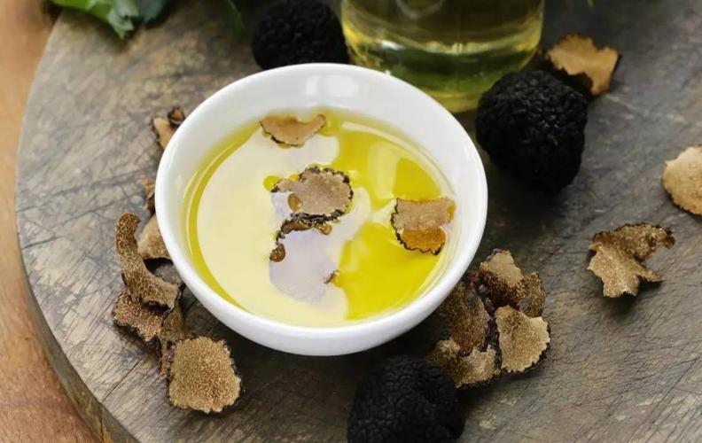当然不乏一些真的使用松露浸泡于橄榄油中而得到的松露油但其风味