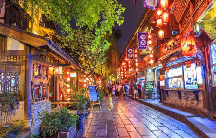 这里是成都最受外地游客喜爱的景点之一也是著名的美食街晚上去更是