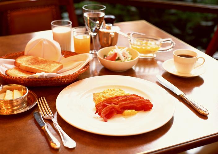 面包蔬菜水果果汁牛奶西式餐点美食世界西式餐点营养早餐图片